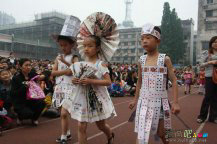 幼儿环保时装秀图片：废报纸做时装