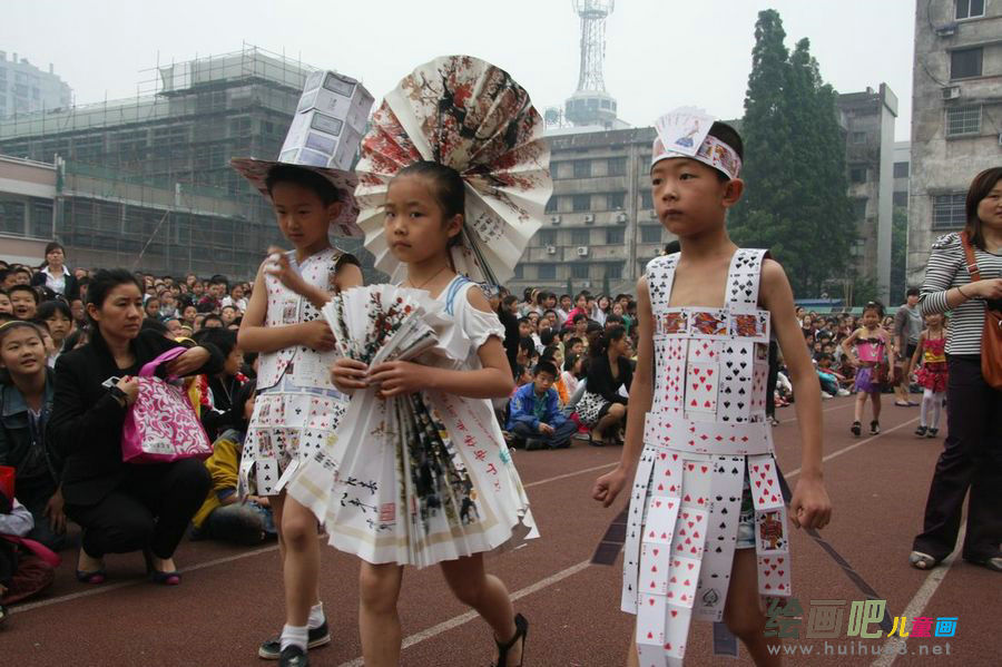 幼儿环保时装秀图片：废报纸做时装