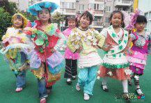 幼儿环保时装秀图片：塑料袋服装图片