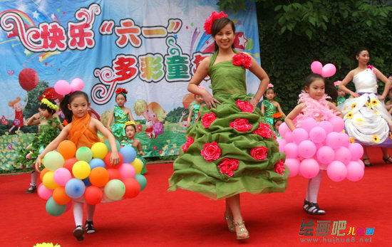 幼儿环保时装秀图片：塑料袋服装图片
