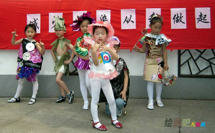 幼儿环保时装秀图片：塑料袋服装图片