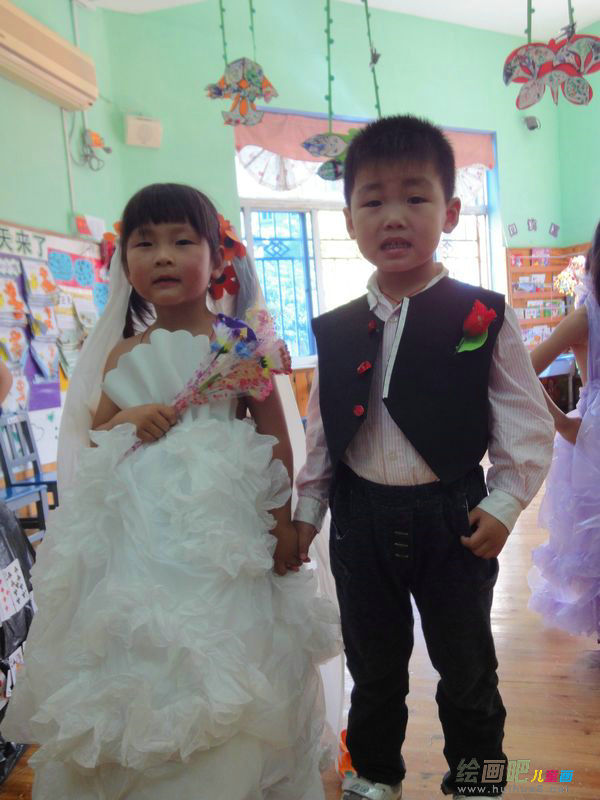 幼儿环保时装秀图片：塑料袋服装图片