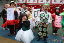 幼儿环保时装秀图片：彩色塑料袋变身多彩服装