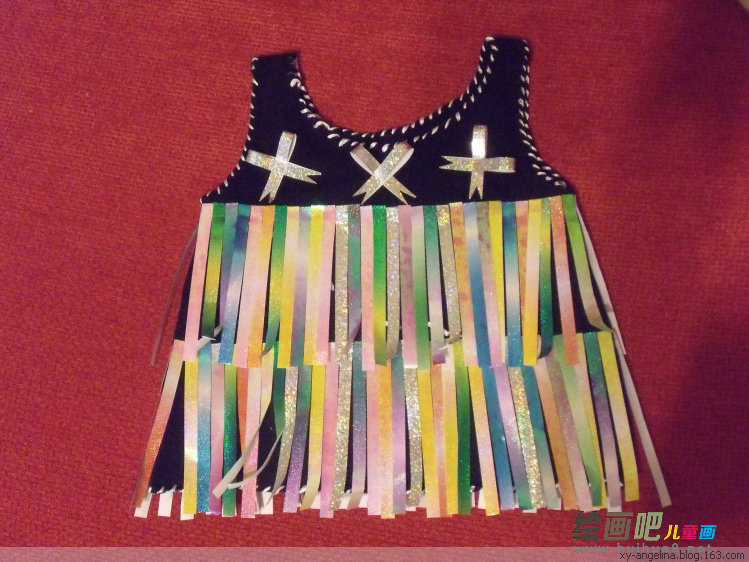 幼儿环保时装秀图片：儿童DIY环保服装制作