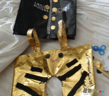 幼儿环保时装秀图片：如何给孩子做环保服装？