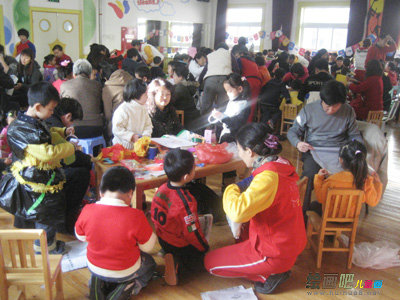 幼儿环保时装秀图片：大班幼儿环保服装服饰制作