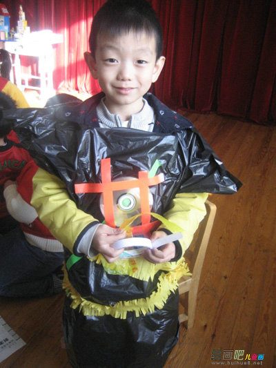 幼儿环保时装秀图片：大班幼儿环保服装服饰制作