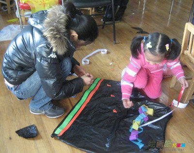 幼儿环保时装秀图片：大班幼儿环保服装服饰制作