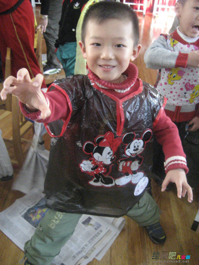幼儿环保时装秀图片：大班幼儿环保服装服饰制作