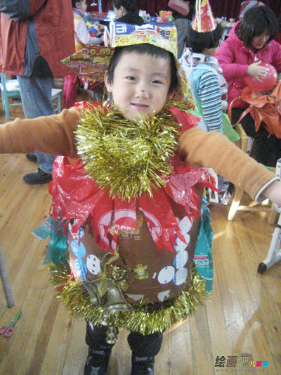 幼儿环保时装秀图片：大班幼儿环保服装服饰制作
