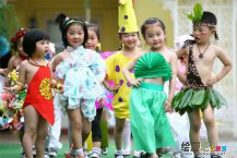 幼儿环保时装秀图片：幼儿园环保服装设计秀