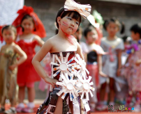 幼儿环保时装秀图片：庆六一幼儿环保时装秀