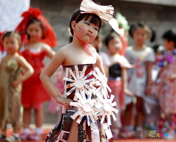 幼儿环保时装秀图片：庆六一幼儿环保时装秀