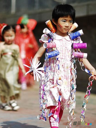 幼儿环保时装秀图片：庆六一幼儿环保时装秀
