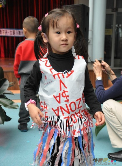 幼儿环保时装秀图片：幼儿园环保服装秀