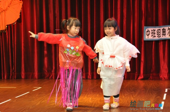 幼儿环保时装秀图片：幼儿园环保服装秀