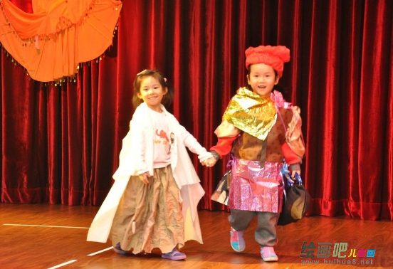 幼儿环保时装秀图片：幼儿园环保服装秀