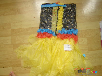 幼儿环保时装秀图片：废物利用制作的手工环保服装
