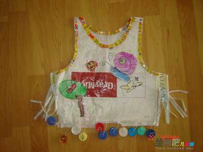 幼儿环保时装秀图片：废物利用制作的手工环保服装