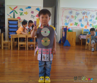 幼儿环保时装秀图片：幼儿园环保小衣服怎么做