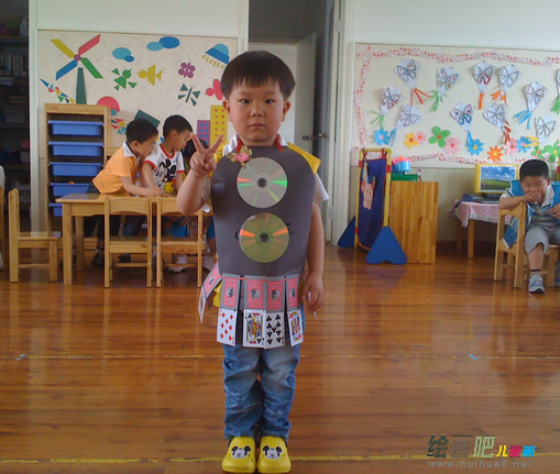 幼儿环保时装秀图片：幼儿园环保小uuᡣ服怎么做