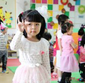 幼儿环保时装秀图片：幼儿园时装SHOW