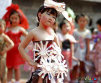 幼儿环保时装秀图片：庆六一