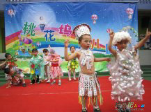 幼儿环保时装秀图片：设计衣服