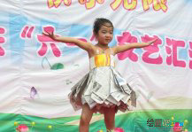幼儿环保时装秀图片：幼儿园上演娃娃环保时装
