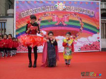 幼儿环保时装秀图片：变废为宝,低碳生活