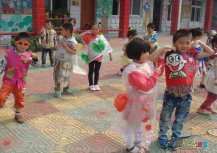 幼儿环保时装秀图片：环保服装服饰制作