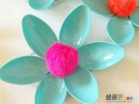 废物利用手工制作：塑料勺子做装饰花