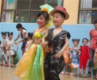 幼儿园环保时装秀图片：《认识泡沫制品》