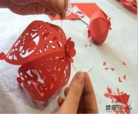 灯笼制作方法：我在房间里制做灯笼