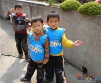 幼儿园环保时装秀图片：时装秀图片