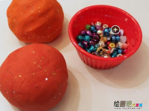 橡皮泥手工制作：用橡皮泥捏出各种各样的小蛇