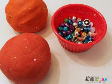 橡皮泥手工制作：用橡皮泥捏出各种各样的小蛇来