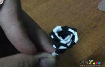 折纸大全：折纸玫瑰花步骤图解-黑白玫瑰
