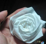 折纸大全：纸巾玫瑰花的折纸方法