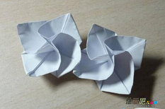 折纸大全：四瓣玫瑰的折纸方法