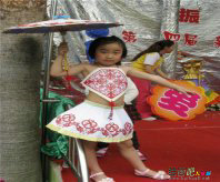 幼儿园环保时装秀图片：幼儿时装秀串词