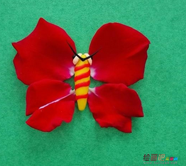 橡皮泥手工制作：用花瓣和橡皮泥制作儿童手工红蝴蝶拼
