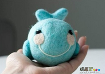 布艺手工制作：羊毛毡制作蓝色小鲸鱼铃铛玩具