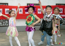 幼儿环保时装秀图片：孩子们上演环保时装秀