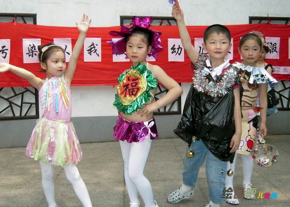 幼儿环保时装秀图片：孩子们上演环保时装秀