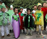 幼儿环保时装秀图片：我有我新衣 我有我心意
