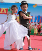 幼儿环保时装秀图片：环保时装