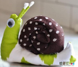 布艺手工制作：教你用yƨ服制作简单的小蜗牛玩偶