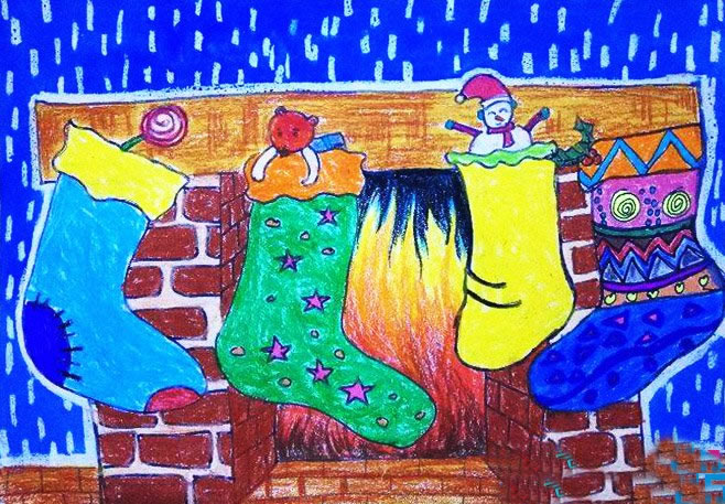 幼儿绘画圣诞袜儿童画优秀作品图片:壁炉旁的圣诞袜